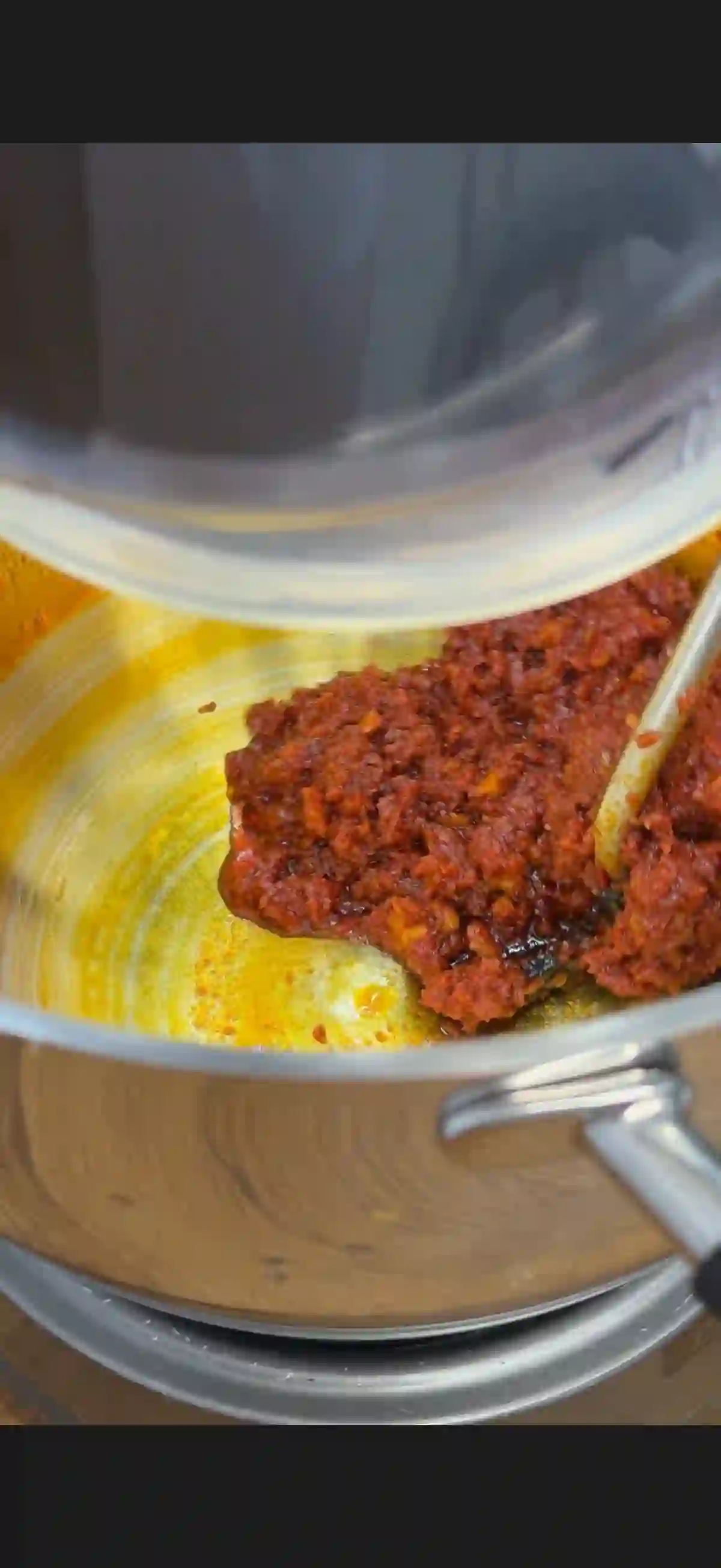 מטבוחה מתבשלת בתוך קערת ה-Cooking Chef במטבח של מרסל