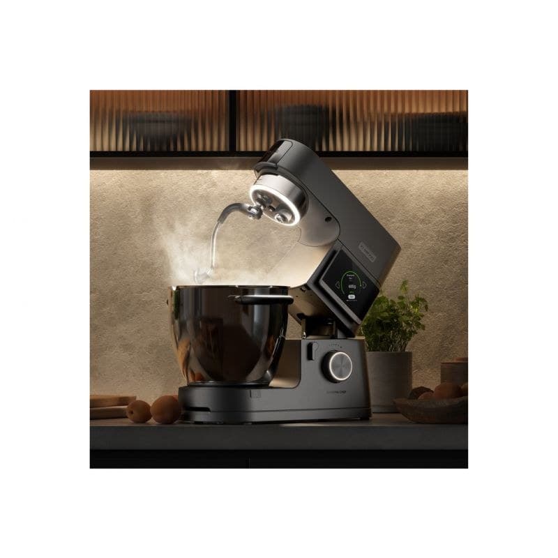 Kenwood Cooking Chef על משטח מטבח, עם אדים עולים מהקערה
